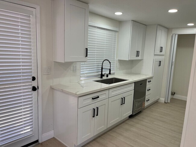 Building Photo - 784