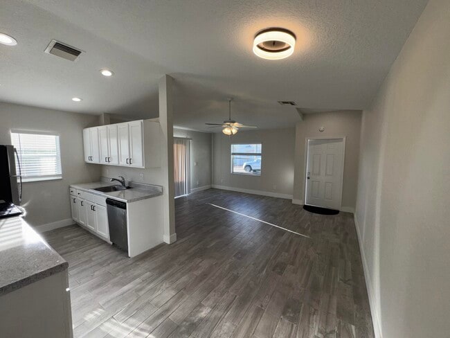 Building Photo - 553 E Ridge Cir N