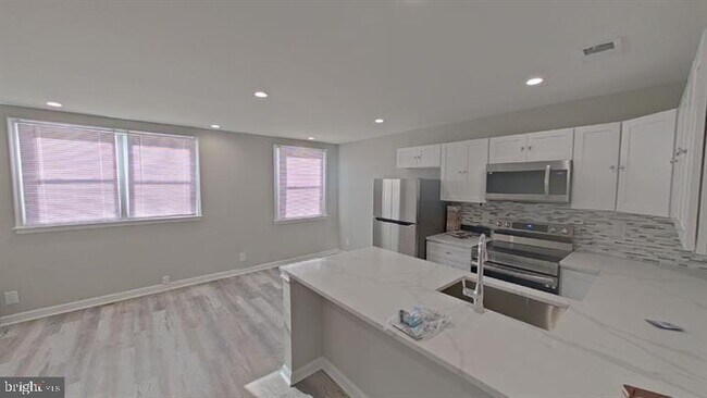 Primary Photo - 206 E Walnut Park Dr
