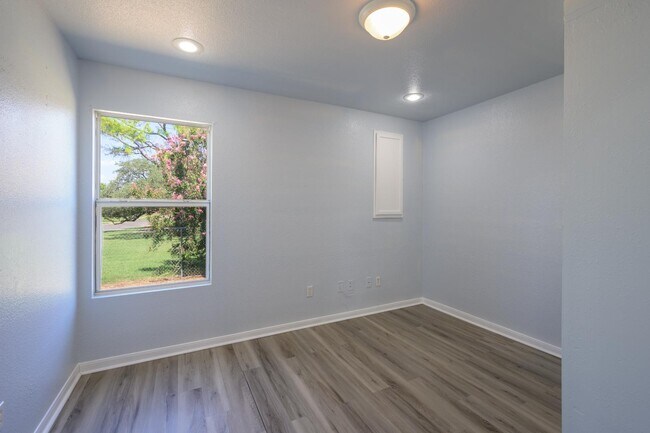 Building Photo - 2401 Haven Dr