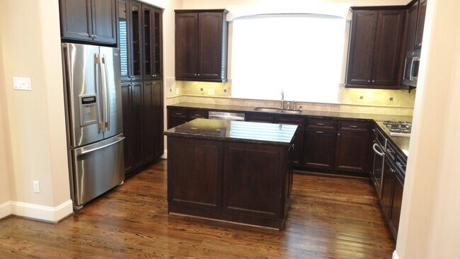 Building Photo - 2101 Elmen St