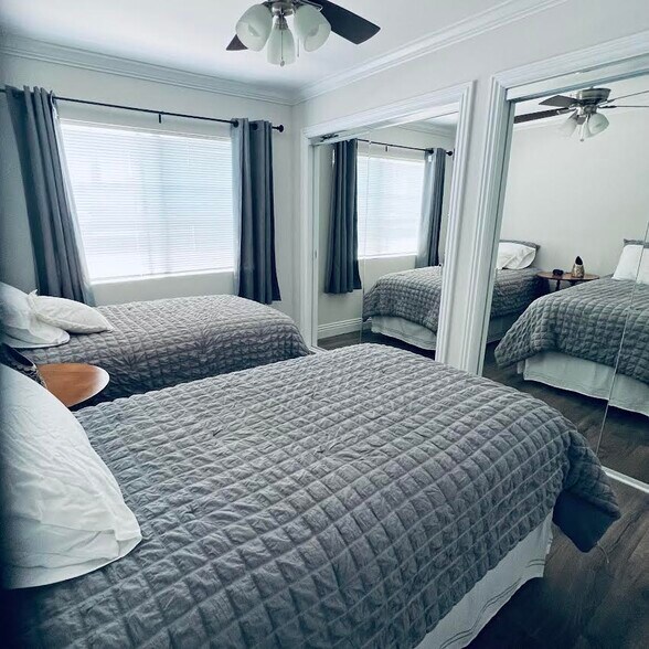 Second bedroom with 2 twin beds and mirrored closet - 1304 Stonewood Ct