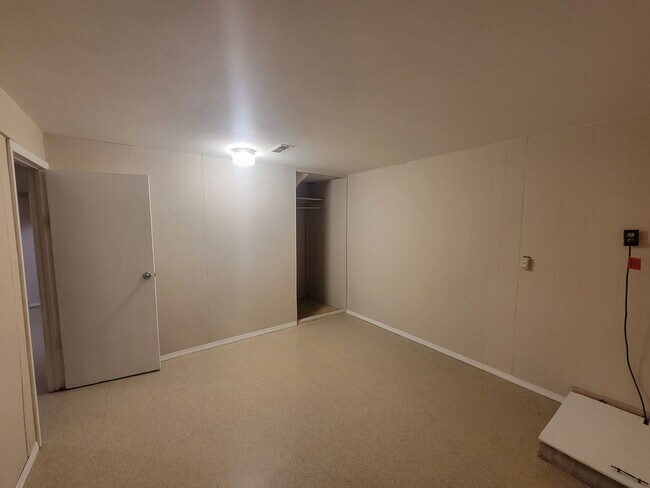 Building Photo - 3 +bedrooms /2 bath + Attached 2-car Garage Home -Available Now in Peoria!