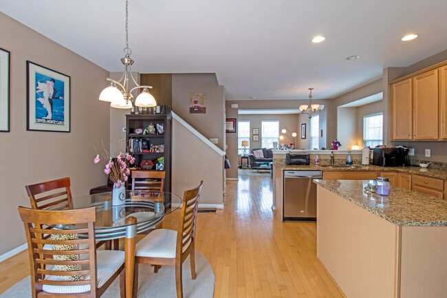Building Photo - Beautiful 4-Bed, 3.5-Bath End Unit Townhom...