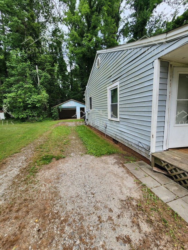 Building Photo - Move-In Ready 3BR Home with New Carpet, Ga...