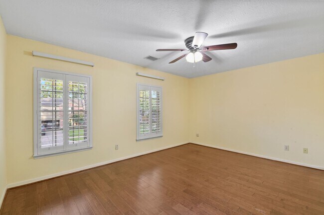 Building Photo - Freshly Painted Beauty with Spacious Outdo...