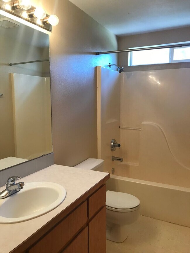 Building Photo - Single level home in NE Bend with huge yard!