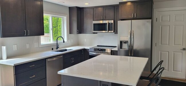 Building Photo - Fantastic 2 Bed-1 Bath Rambler in Universi...