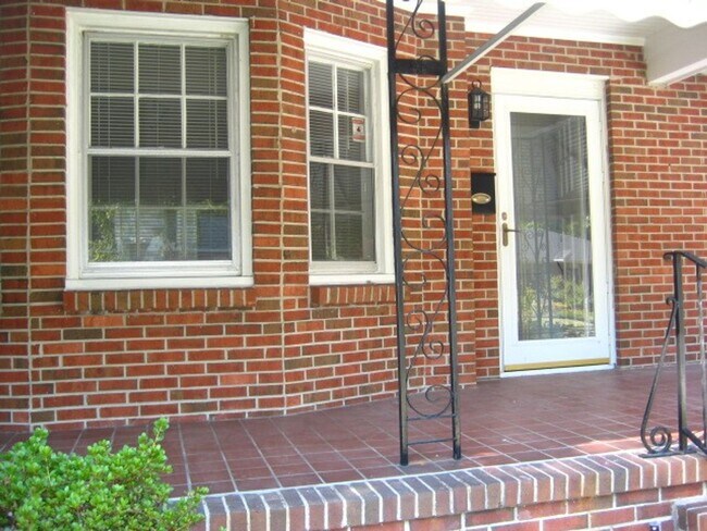 Building Photo - Charming brick ranch in Ellsworth