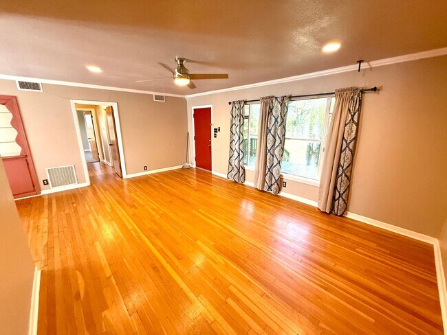 Building Photo - *MOVE IN SPECIAL* Gated Home With Hill Country Living Just Minutes From Boerne!