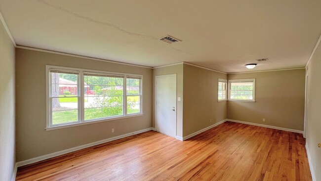 Building Photo - Hello Gorgeous !! 3- bedroom just waiting ...