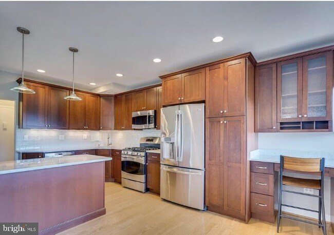 Building Photo - 4720 Chevy Chase Dr
