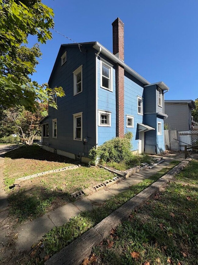 Building Photo - Three bedroom one bathroom home for rent