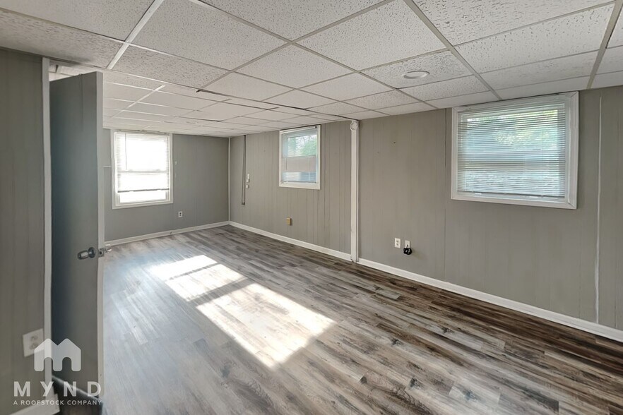 Building Photo - 2559 Park Dr