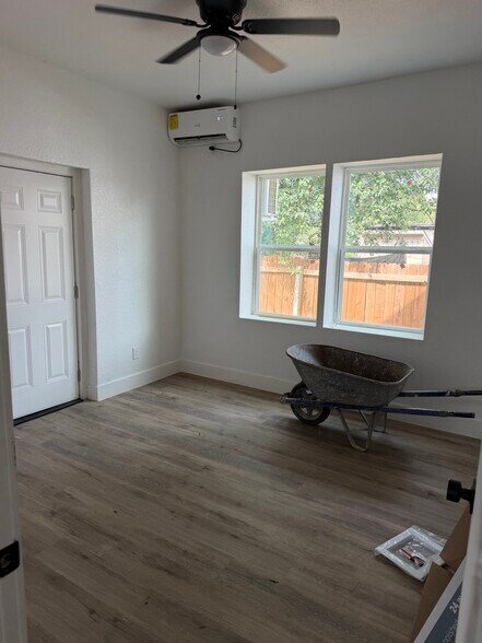 Building Photo - 403 S Calaveras St