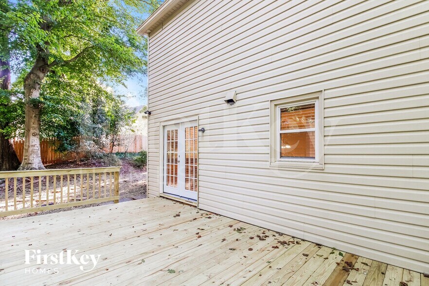 Building Photo - 402 Willow Spring Ct