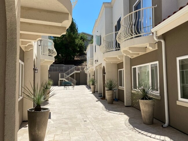 Building Photo - 2149 Carlmont Dr