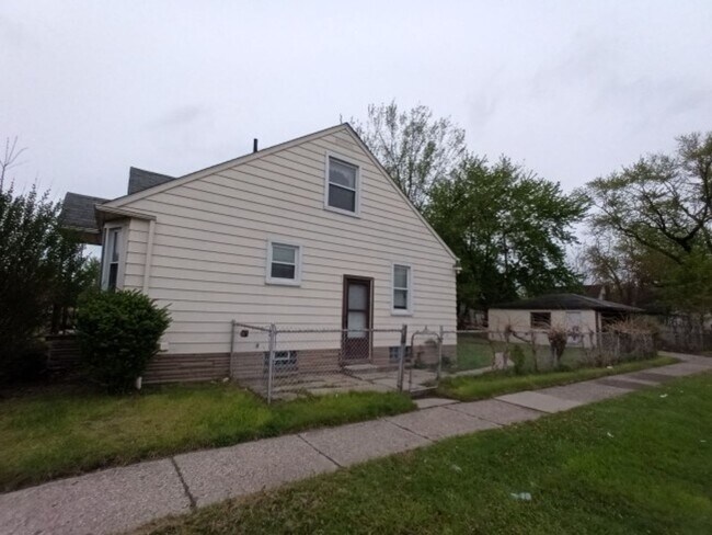 Building Photo - 3 bedroom 1 Bath Bungalow - Now Available!