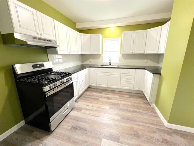 Building Photo - 156 Grinnell St