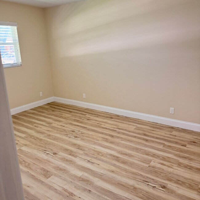 Building Photo - 4073 Lakespur Cir S