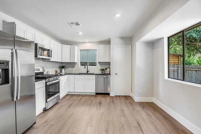 Building Photo - 736 Wales Way