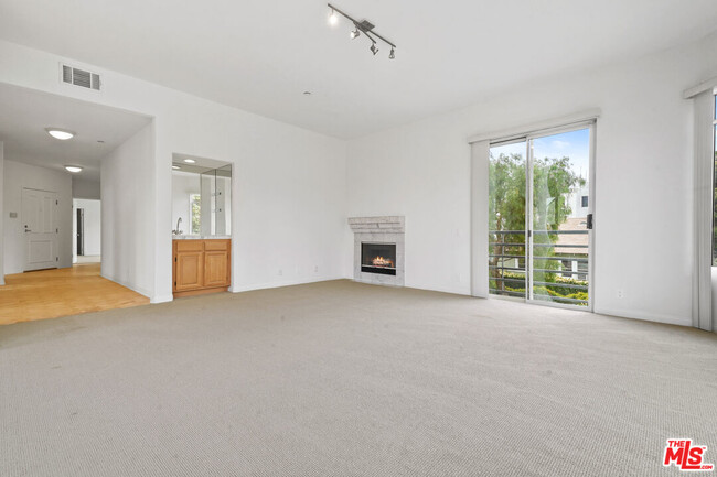 Building Photo - 1325 Arizona Ave