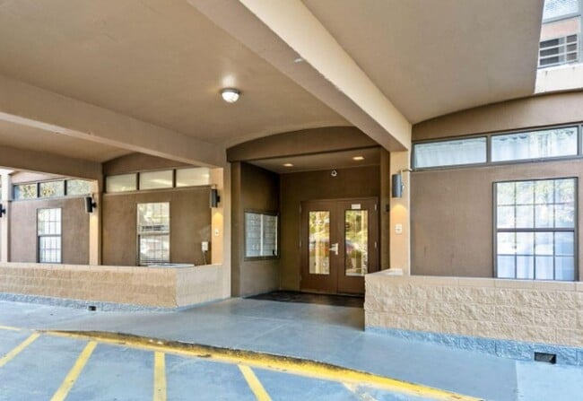 Building Photo - Knoxville 37916 - Studio condo - Within walking distance to University of Tennessee and Ft Sander...