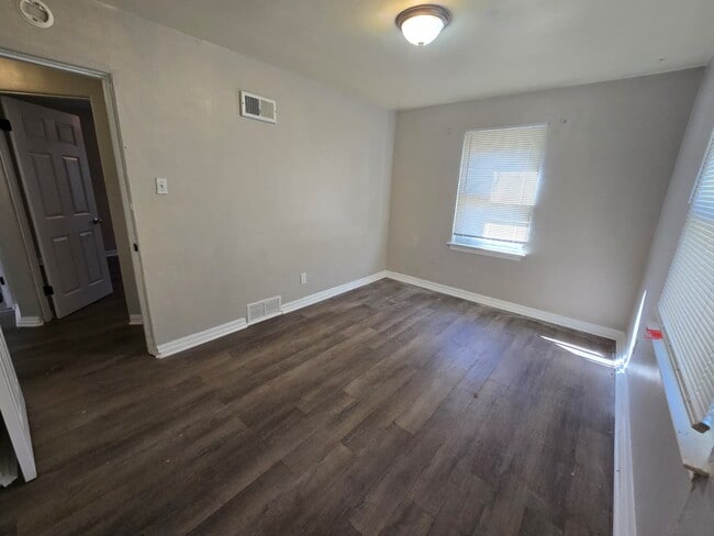Building Photo - 9846 Dennis Dr