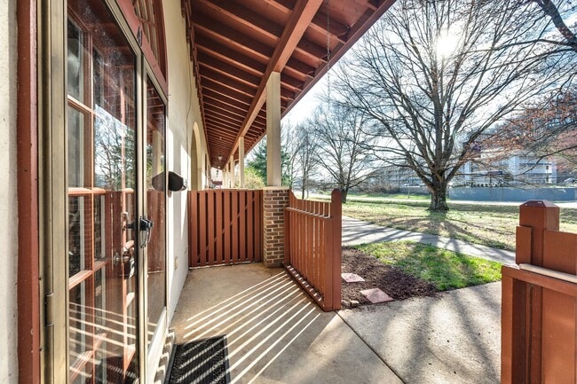 Building Photo - Great corner studio location in Belle Forest.