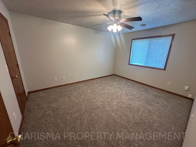 Building Photo - Spacious & Convenient Walk-In Level Townhome in Brandon - 2 BD 1 BA unit!