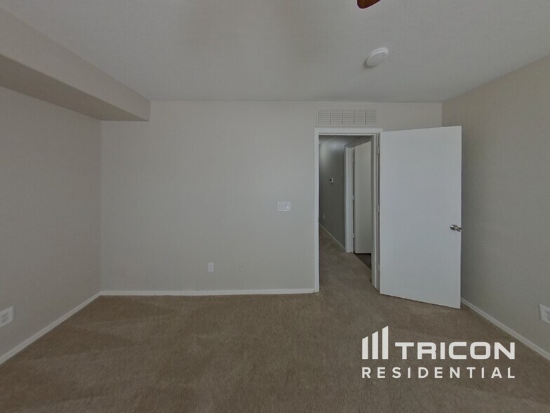 Building Photo - 4102 S 62nd Ln