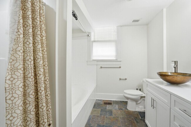 Building Photo - Beautiful Victorian Home for Lease in the Heart of Savannah