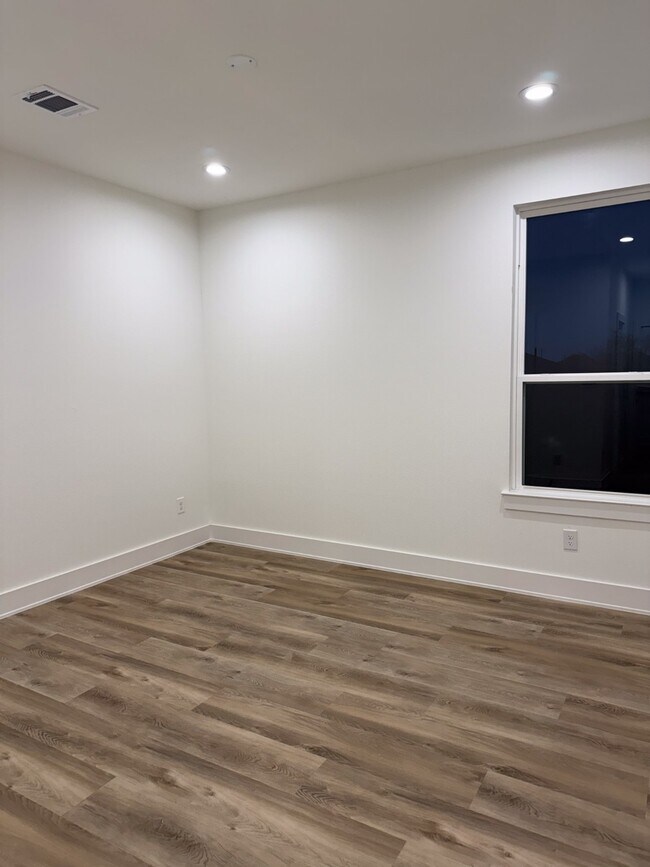 Building Photo - 9005 Comal St