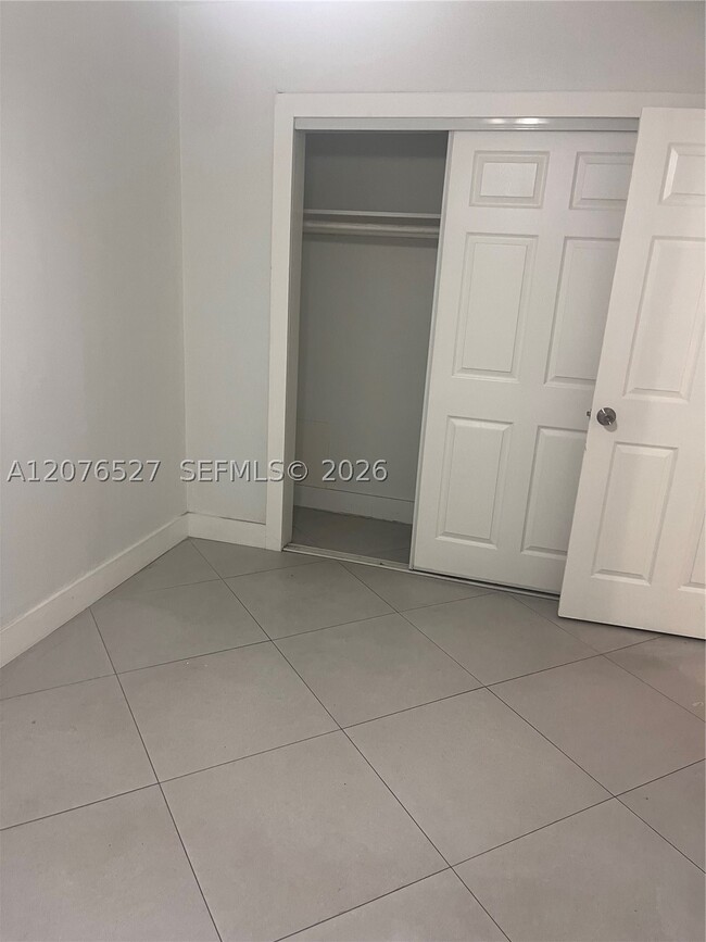 Building Photo - 6250 Bird B7
