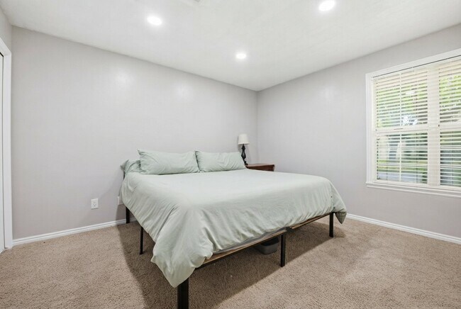Building Photo - 845 N Valley View Dr