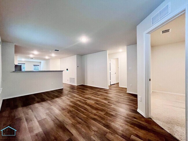 Building Photo - Charming 3-Bedroom, 2-Bathroom Oasis Nestled in the Vibrant Heart of San Antonio, Texas!