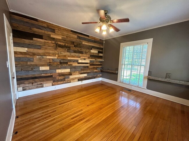 Building Photo - Gorgeous South Highlands 3 Bedroom Home