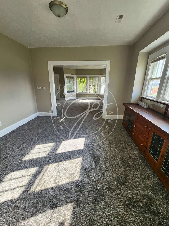 Building Photo - 2 bedroom Upper unit- over 1200 sq feet! Private enclosed porch! Water included!