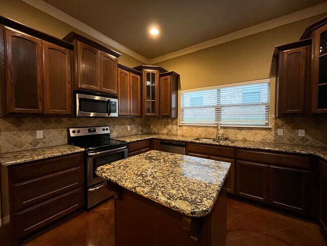 Building Photo - AVAILABLE NOW:  3 bedroom house