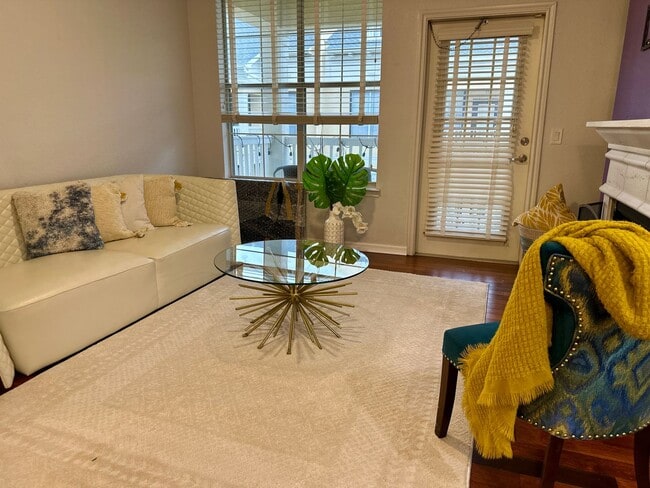 Building Photo - FULLY FURNISHED with King Bed-Pool View 1b...