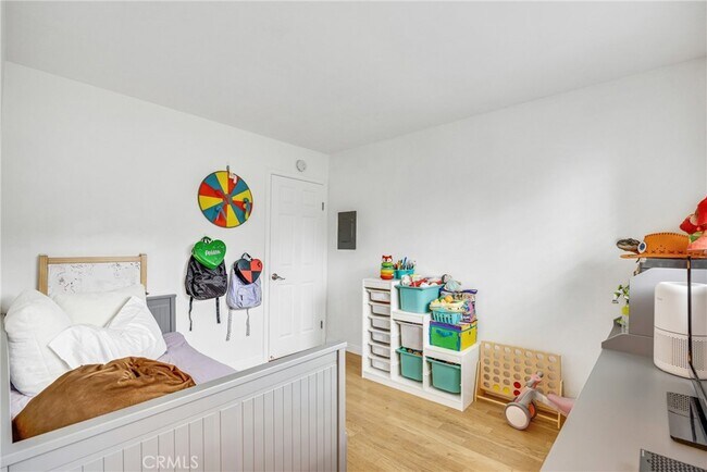 Building Photo - 878 W Sierra Madre Ave