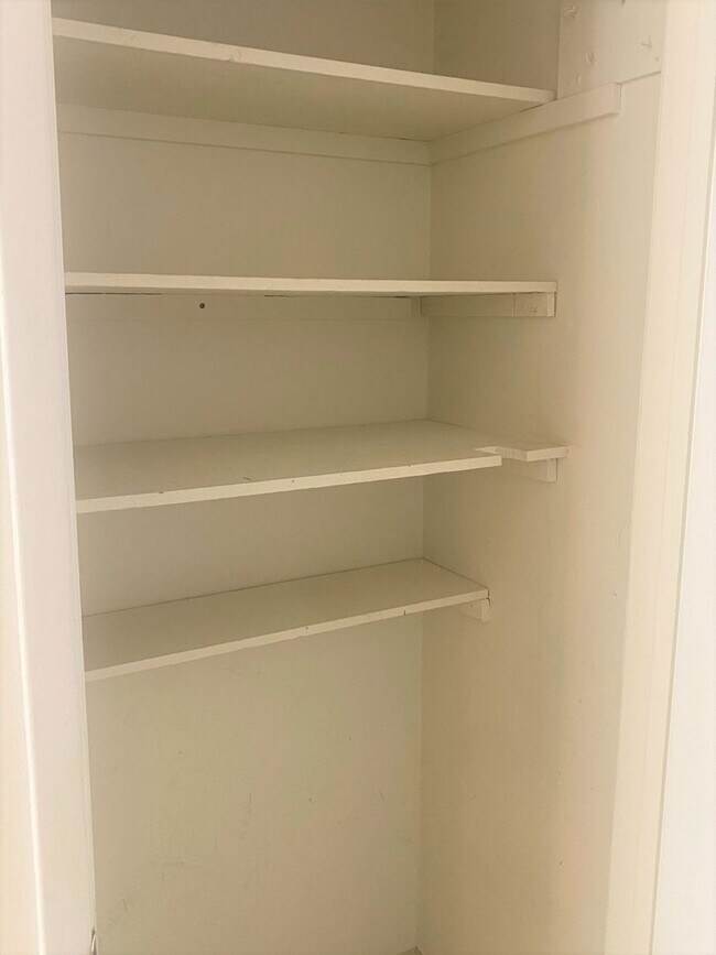 Building Photo - $500 MOVE IN SPECIAL!! One Bedroom Condo A...