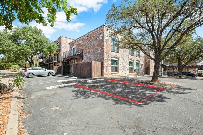 Building Photo - 6501 E Hill Dr