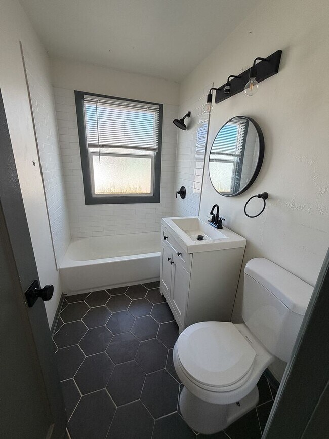 Building Photo - Newly remodeled one bedroom apartment