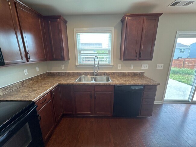 Building Photo - Well-Maintained 4BR Home in Lebanon | Great Location + Natural Light