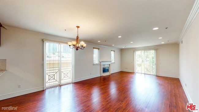 Building Photo - 2306 Fox Hills Dr