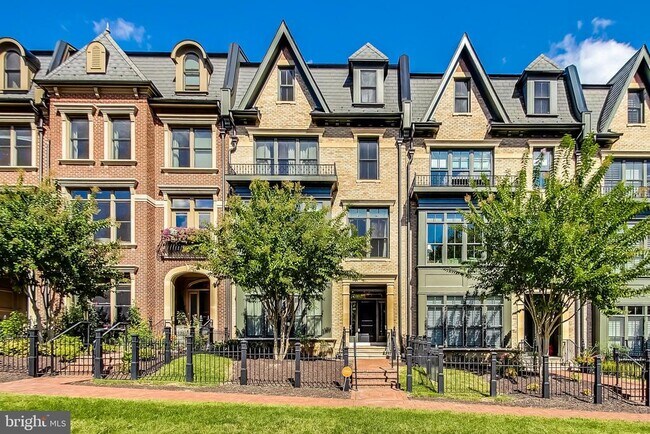 Building Photo - 10821 Symphony Park Dr