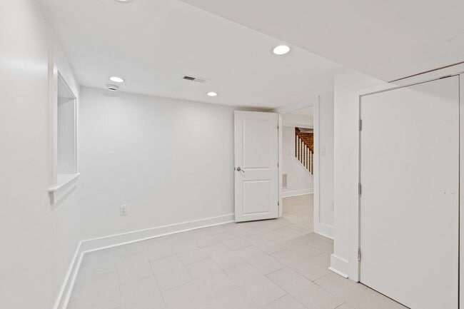 Building Photo - 1110 Orren St NE