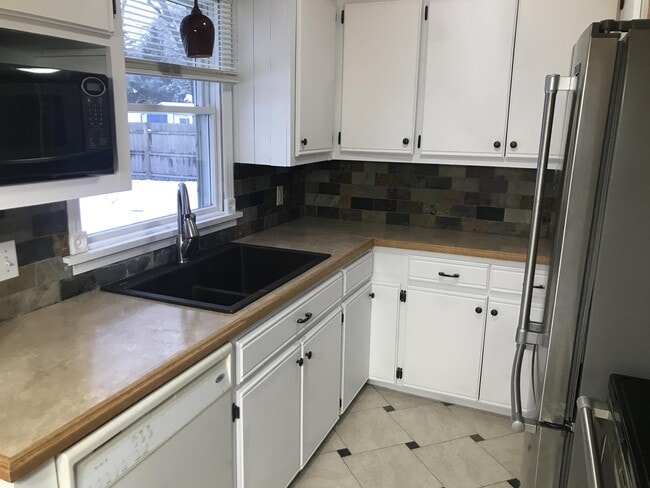 Building Photo - 576 Pinecrest St