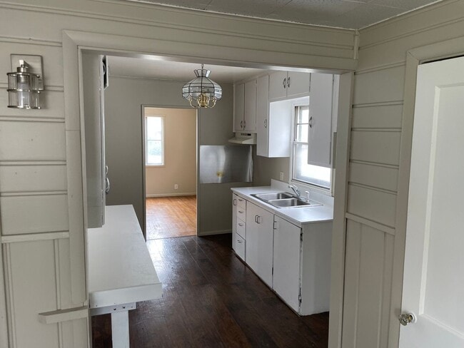 Building Photo - 2 Bedroom/1 Bathroom Home For Lease